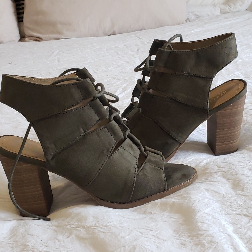 REACTION KENETH COLE OLIVE SUEDE SANDALS HEELS SIZE:8.5 M